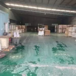 Nhà xưởng trống với nền bê tông và mái tôn cao