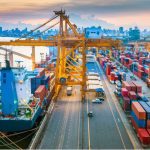 Cảng container với cần cẩu và xe đầu kéo đang xếp dỡ hàng