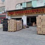 Mặt tiền kho hàng với các thùng carton xếp trước cửa