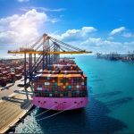 Tàu container cập cảng bốc dỡ hàng hóa